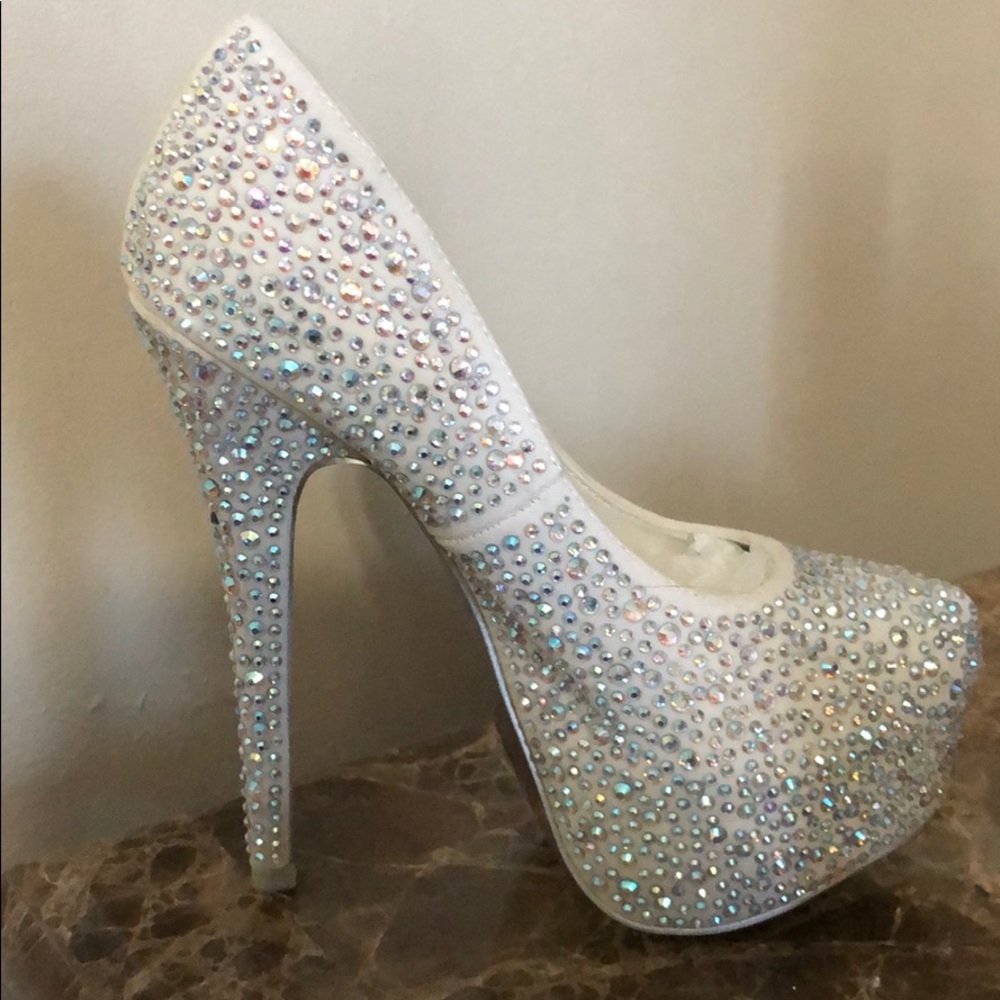 **New**Shoes - Picture 3 of 8